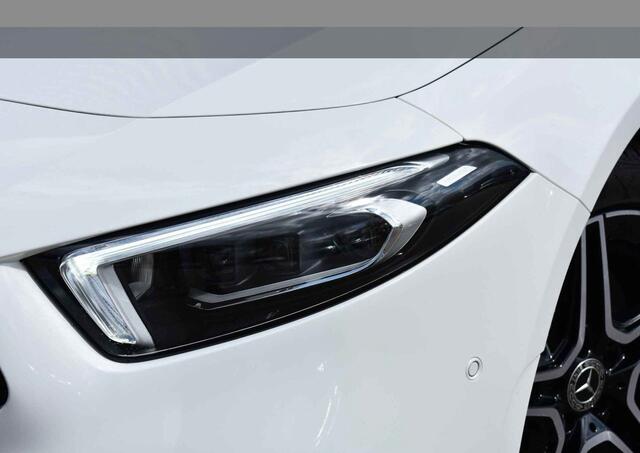 Mercedes-Benz A-KLASSE 250 e Business Solution AMG Limited l Panoramaschuifdak l DISTRONIC PLUS l Trekhaak l l Memory stoelen l 360 camera l Sfeerverlichting l Apple CarPlay l Leder l Stoelverwarming l Widescreen l Sfeerverlichting l Airco l LED l Keyless Go l Night pakket l LE