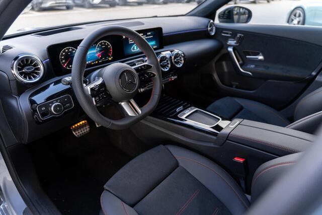 Mercedes-Benz A-KLASSE 180 Business Solution AMG | Panoramaschuifdak | Premium Plus | Head-Up | MULTIBEAM LED | Dodehoekassistent | 19 inch AMG-velgen |