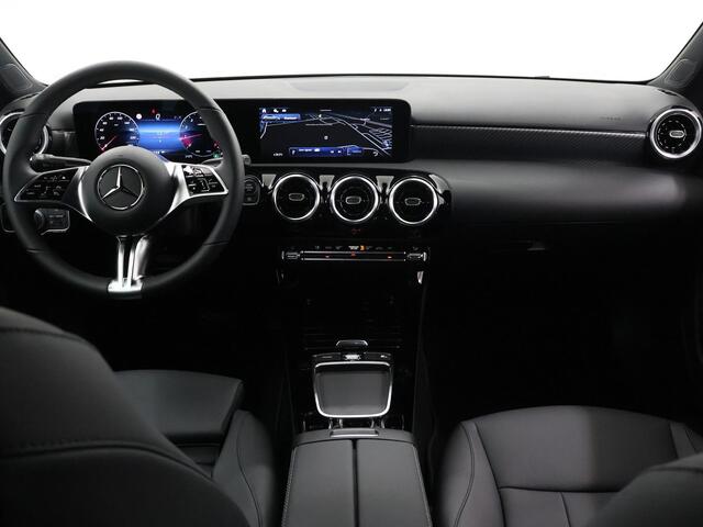 Mercedes-Benz A-KLASSE 180 Star Edition Limousine | Apple Carplay/Android Auto | Achteruitrijcamera | Stoelverwarming | High-Performance Led | Parkeerpakket | Thermatic airco |