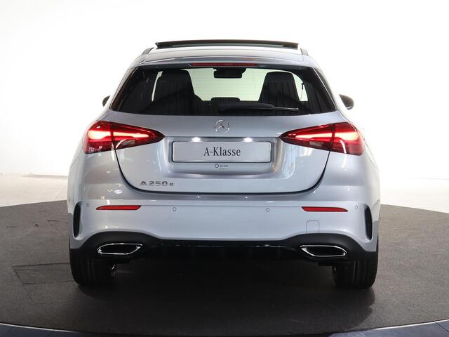 Mercedes-Benz A-KLASSE 250e Business Solution AMG | Panoramaschuifdak | Stoelverwarming | Achteruitrijcamera | MULTIBEAM LED | Nightpakket |