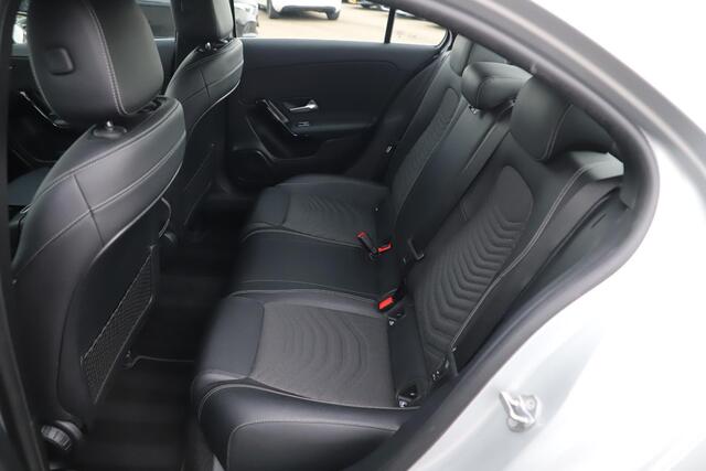 Mercedes-Benz A-KLASSE 200 Business Solution Automaat Half Leder Full LED Sportstoelen Widescreen Carplay Android Navigatie Achteruitrijcamera Clima Cruise 19 inch AMG Look Velgen Nieuwe Banden! Stoelverwarming
