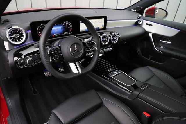 Mercedes-Benz A-KLASSE 250e AMG | 218PK | Pano | Sfeerverlichting | Burmester | Multibeam | Leder | Distronic | Stuurwielverwarming | Trekhaak | 2024.
