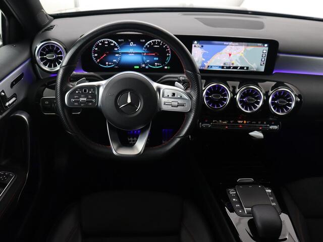 Mercedes-Benz A-KLASSE 250e AMG Limited | Panoramadak | Matrix LED | Keyless | Stoelverwarming | Memory | Camera | Navigatie | Leder/Alcantara | Sfeerverlichting | Park Assist | PHEV | Plug In