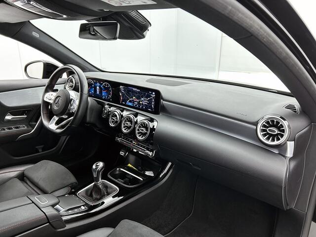 Mercedes-Benz A-KLASSE 160 Business Solution AMG Nightpakket | Trekhaak | Sfeerverlichting | Augmented Reality | Led | Parkeerpakket met Camera | Inclusief 24 maanden Mercedes-Benz Certified garantie voor Europa.