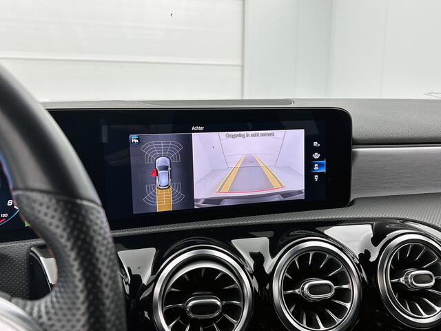 Mercedes-Benz A-KLASSE 160 Business Solution AMG Nightpakket | Trekhaak | Sfeerverlichting | Augmented Reality | Led | Parkeerpakket met Camera | Inclusief 24 maanden Mercedes-Benz Certified garantie voor Europa.