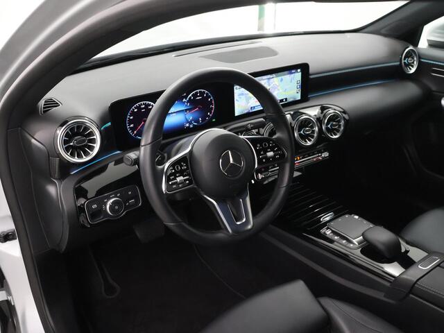 Mercedes-Benz A-KLASSE 180 Luxury Line | Premium Pack | Distronic | Apple Carplay |Stoelverwarming |