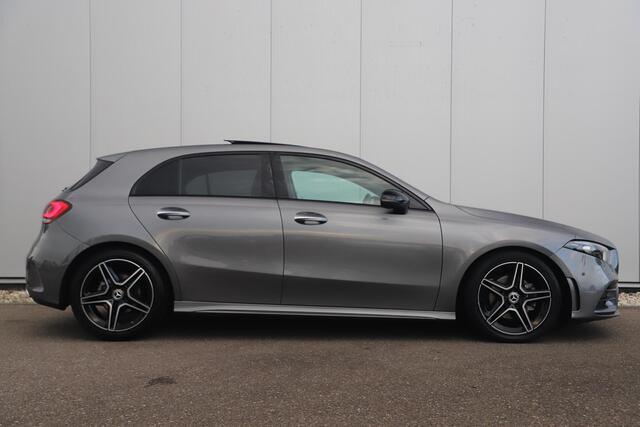 Mercedes-Benz A-KLASSE 180 AMG Night Pakket Automaat Panoramadak Sfeerverlichting Keyless Half Leder Full LED 18 inch Widescreen Navigatie Camera Stoelverwarming