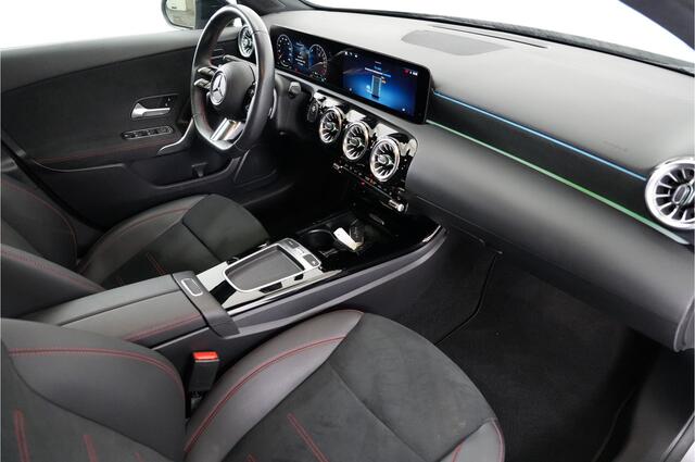 Mercedes-Benz A-KLASSE 250 e AMG Night PHEV 218 pk | Trekhaak | Camera | Stl. verw. | Sfeerverl. | Dodehoek |