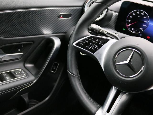 Mercedes-Benz A-KLASSE 250 e Plug-In Hybride Trekhaak | Achteruitrijcamera | Distronic | Dodehoekassistent | Ledkoplampen | Sfeerverlichting. Inclusief 24 maanden Mercedes-Benz Certified garantie voor Europa.