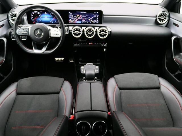 Mercedes-Benz A-KLASSE 180 Business Solution AMG AMG Line | Night Pakket | Panorama Schuif-Kanteldak |Sfeerverlichting | Ledkoplampen | Apple CarPlay | Achteruitrijcamera. Inclusief 24 maanden Mercedes-Benz Certified garantie voor Europa.