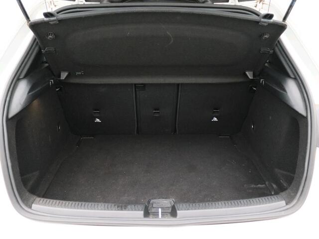 Mercedes-Benz A-KLASSE 180 Business Solution AMG AMG Line | Night Pakket | Panorama Schuif-Kanteldak |Sfeerverlichting | Ledkoplampen | Apple CarPlay | Achteruitrijcamera. Inclusief 24 maanden Mercedes-Benz Certified garantie voor Europa.