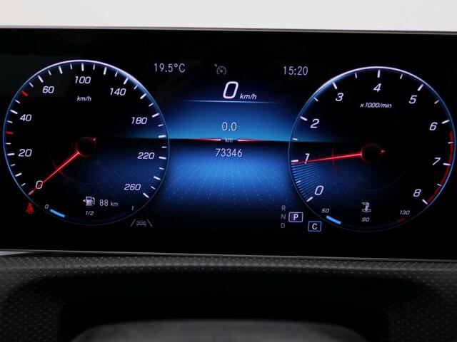 Mercedes-Benz A-KLASSE 180 Business Solution AMG AMG Line | Night Pakket | Panorama Schuif-Kanteldak |Sfeerverlichting | Ledkoplampen | Apple CarPlay | Achteruitrijcamera. Inclusief 24 maanden Mercedes-Benz Certified garantie voor Europa.