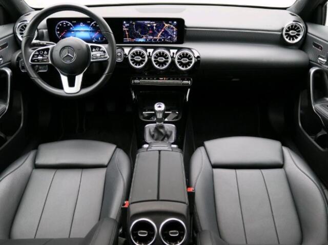 Mercedes-Benz A-KLASSE 160 Business Solution Luxury Panorama Schuif-Kanteldak | Ledkoplampen | Sfeerverlichting | Achteruitrijcamera. Inclusief 24 maanden Mercedes-Benz Certified garantie voor Europa.