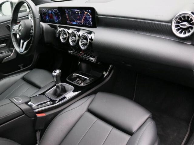 Mercedes-Benz A-KLASSE 160 Business Solution Luxury Panorama Schuif-Kanteldak | Ledkoplampen | Sfeerverlichting | Achteruitrijcamera. Inclusief 24 maanden Mercedes-Benz Certified garantie voor Europa.