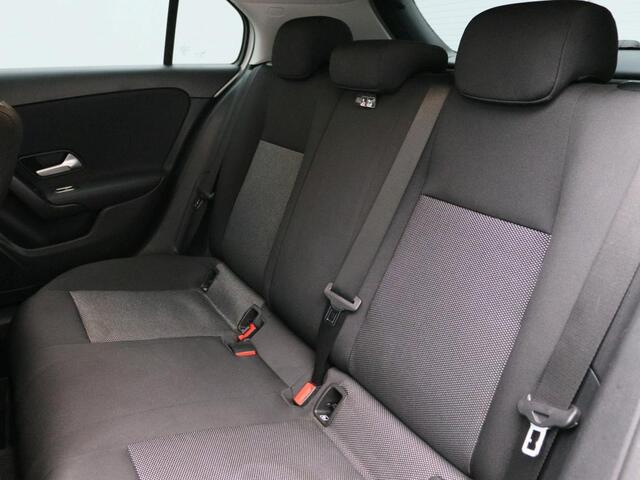 Mercedes-Benz A-KLASSE 160 Business Solution Ledkoplampen | Apple CarPlay | Achteruitrijcamera | Stoelverwarming Voor. Inclusief 24 maanden Mercedes-Benz Certified garantie voor Europa.