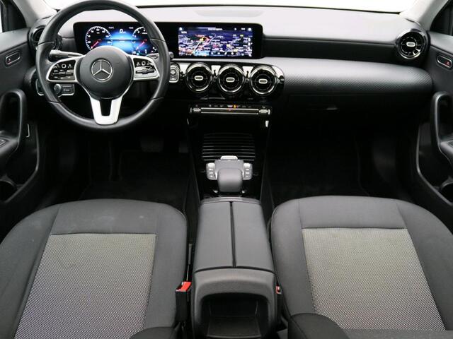 Mercedes-Benz A-KLASSE 180 Business Solution Panorama Schuif-Kanteldak | Achteruitrijcamera | Ledkoplampen | Licht- en zicht pakket | Spiegelpakket. Inclusief 24 maanden Mercedes-Benz Certified garantie voor Europa.