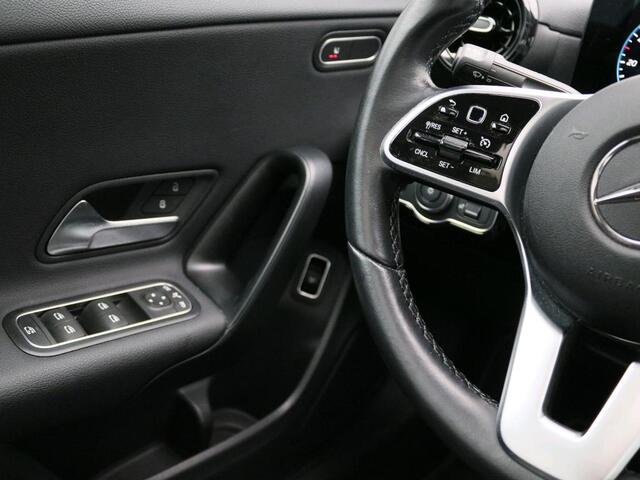 Mercedes-Benz A-KLASSE 180 Business Solution Panorama Schuif-Kanteldak | Achteruitrijcamera | Ledkoplampen | Licht- en zicht pakket | Spiegelpakket. Inclusief 24 maanden Mercedes-Benz Certified garantie voor Europa.