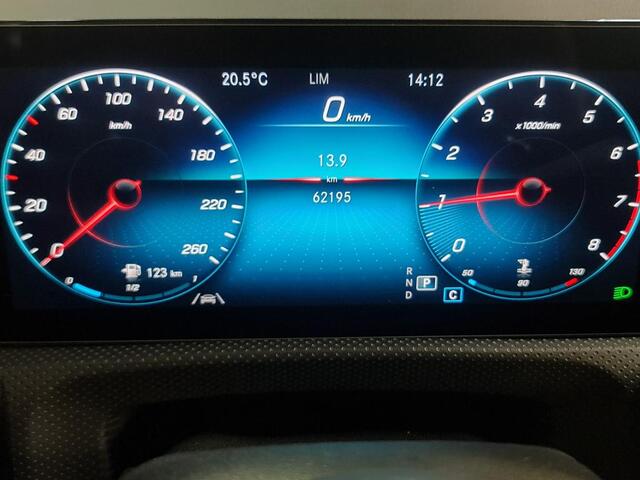 Mercedes-Benz A-KLASSE 180 Business Solution AMG AMG Line | Night Pakket | Panorama Schuif-Kanteldak |Sfeerverlichting | Ledkoplampen | Memory Voorstoelen | Achteruitrijcamera. Inclusief 24 maanden Mercedes-Benz Certified garantie voor Europa.