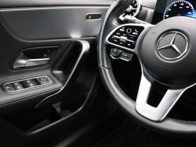 Mercedes-Benz A-KLASSE 180 Business Solution Luxury Distronic | Sfeerverlichting | Achteruitrijcamera | Ledkoplampen | Stoelverwarming Voor | Inclusief 24 maanden Mercedes-Benz Certified garantie voor Europa.