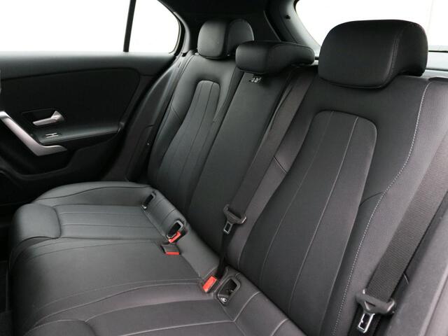 Mercedes-Benz A-KLASSE 180 Business Solution Luxury Distronic | Sfeerverlichting | Achteruitrijcamera | Ledkoplampen | Stoelverwarming Voor | Inclusief 24 maanden Mercedes-Benz Certified garantie voor Europa.