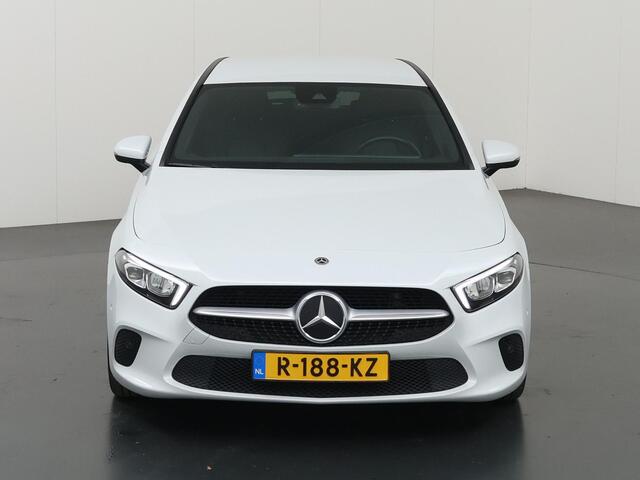 Mercedes-Benz A-KLASSE 180 Luxury Line | Getint glas | Premium pack | Stoelverwarming | Apple Carplay |