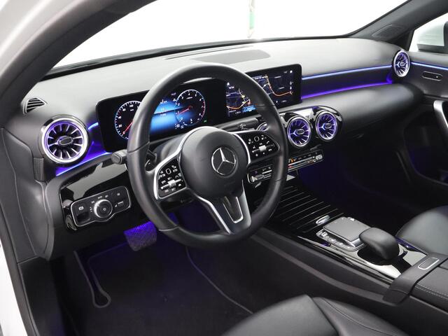 Mercedes-Benz A-KLASSE 180 Luxury Line | Getint glas | Premium pack | Stoelverwarming | Apple Carplay |