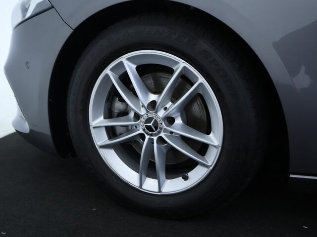 Mercedes-Benz A-KLASSE 180 Style Advantage | Trekhaak | Parkeerpakket met Camera | Navigatie | Cruise Controle | Inclusief 12 Maanden Garantie