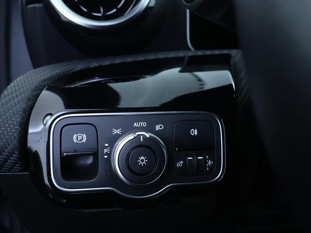 Mercedes-Benz A-KLASSE 180 Style Advantage | Trekhaak | Parkeerpakket met Camera | Navigatie | Cruise Controle | Inclusief 12 Maanden Garantie