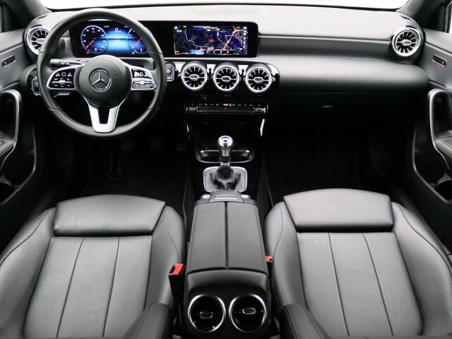 Mercedes-Benz A-KLASSE 160 Business Solution Luxury Led Lights | Apple CarPlay | Achteruitrijcamera | Stoelverwarming Voor | Spiegelpakket. Inclusief 24 maanden MB Certified garantie voor Europa.