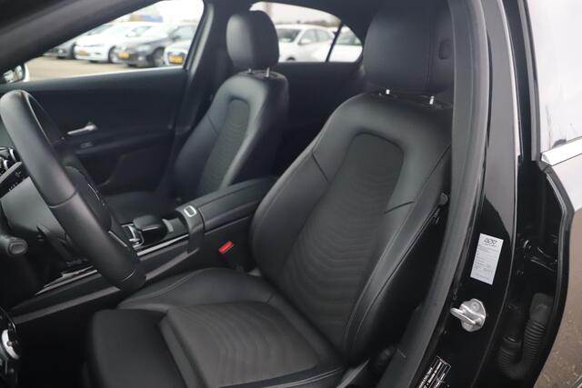 Mercedes-Benz A-KLASSE 180 d Business Solution Automaat Half Leder Sportstoelen Widescreen Navigatie Carplay Android Clima Cruise Achteruitrijcamera Getint Glas