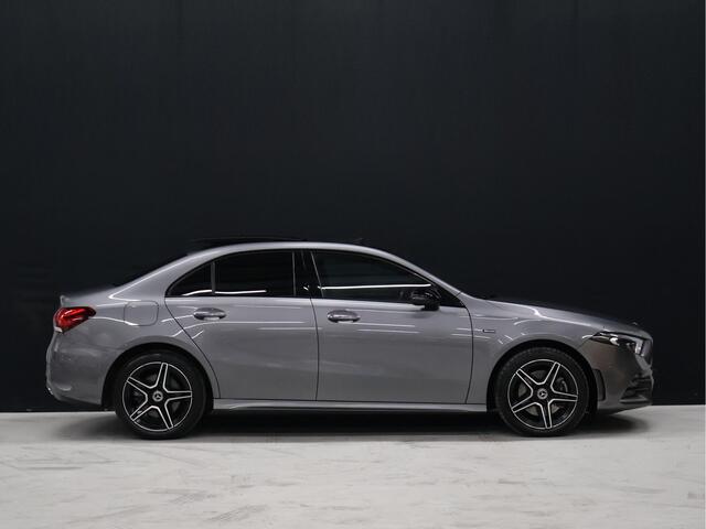 Mercedes-Benz A-KLASSE 250 e AMG Limited *WEEKAANBIEIDNG* [SCHUIFKANTELDAK, SFEERVERLICHTING, CAMERA, PDC V+A, MEMORY SEATS, APPLE CARPLAY, ANDROID AUTO, CRUISE CONTROL, STOELVERWARMING, NIEUWSTAAT]