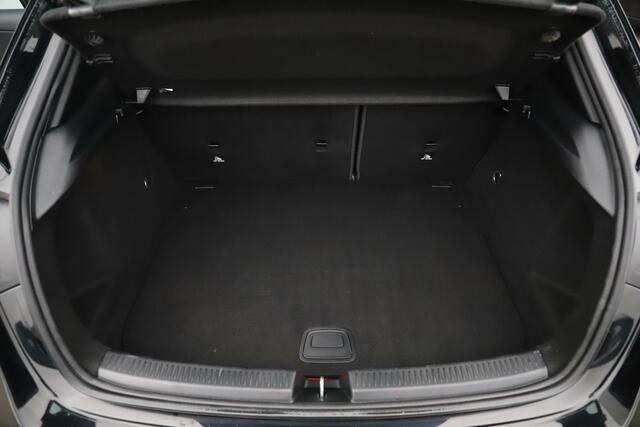 Mercedes-Benz A-KLASSE 160 Business Solution Panoramadak Widescreen Trekhaak 18 inch AMG Velgen Navigatie Camera Full LED Lane Assist Stoelverwarming