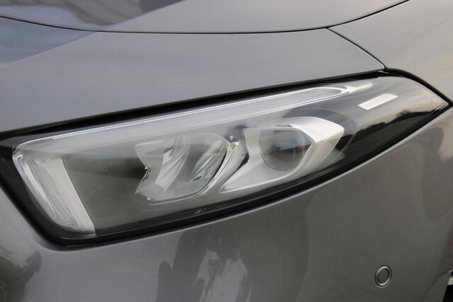 Mercedes-Benz A-KLASSE 200 Business Solution AMG Night Upgrade 164pk | Incl. 12 maanden garantie | Night pakket | Panoramadak | AMG pakket | Virtual cockpit | Stoelverwarming | Lane assist | Zwarte hemel | Navigatie | LED verlichting | Achteruitrijcamera