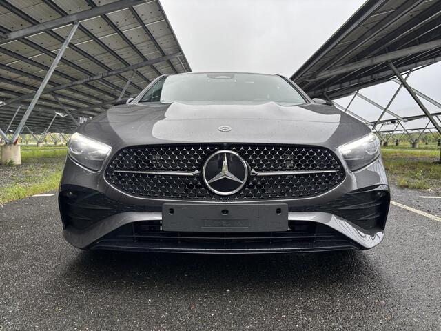 Mercedes-Benz A-KLASSE 180 Business Solution AMG | Night | Panoramaschuifdak | Achteruitrijcamera | Sfeerverlichting| MULTIBEAM LED | 19 inch AMG-velgen |