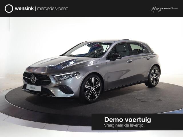 Mercedes-Benz A-KLASSE 180 Star Edition Luxury Line | Panoramaschuifdak | Nightpakket | Digitaal display | Achteruitrijcamera | Led-koplampen | Stoelverwarming |