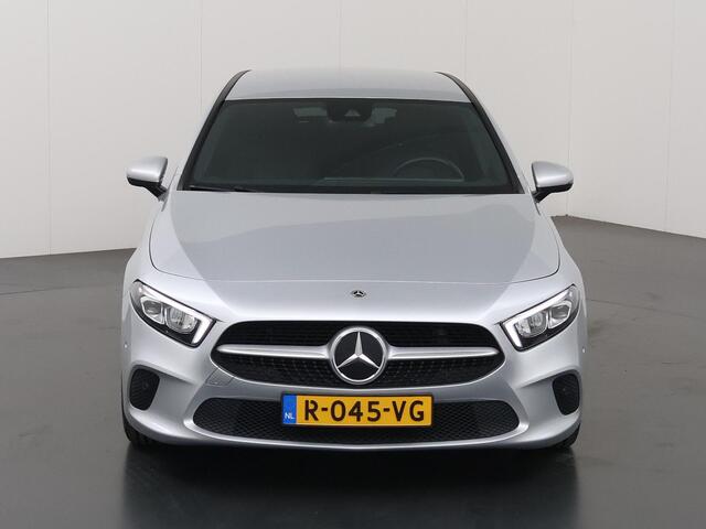 Mercedes-Benz A-KLASSE 180 Luxury Line | Distronic | Getin glas | Stoelverwarming | Achteruitrijcamera | Apple Carplay |