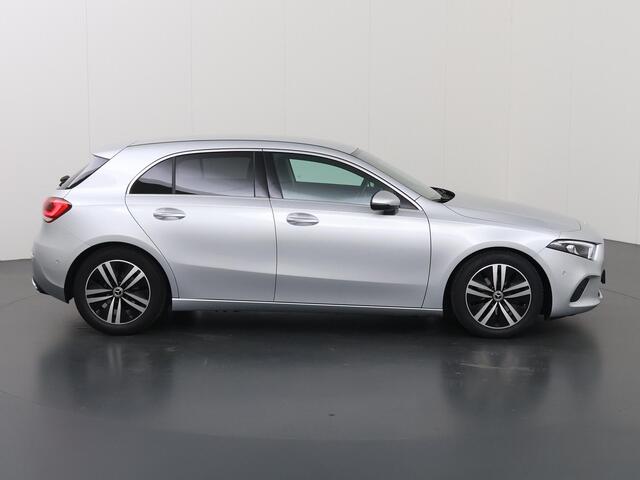 Mercedes-Benz A-KLASSE 180 Luxury Line | Distronic | Getin glas | Stoelverwarming | Achteruitrijcamera | Apple Carplay |