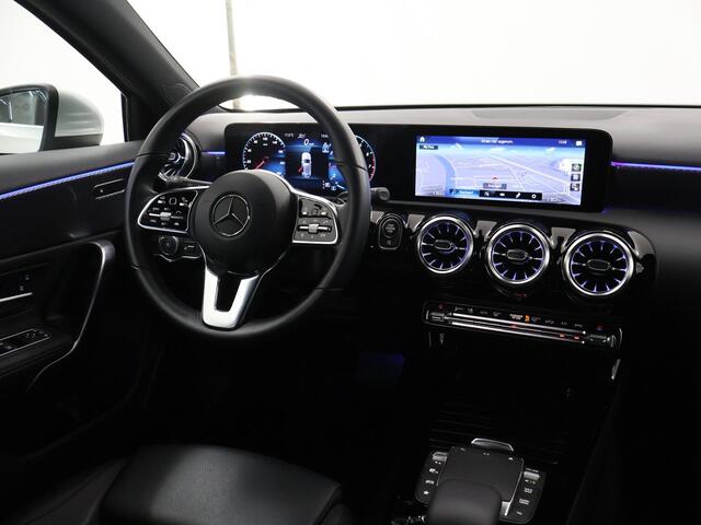 Mercedes-Benz A-KLASSE 180 Luxury Line | Distronic | Getin glas | Stoelverwarming | Achteruitrijcamera | Apple Carplay |