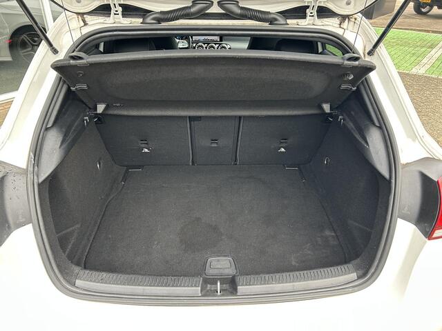 Mercedes-Benz A-KLASSE 180 Business Solution AMG | Cruise Control | Stoelverwarming | Apple Carplay