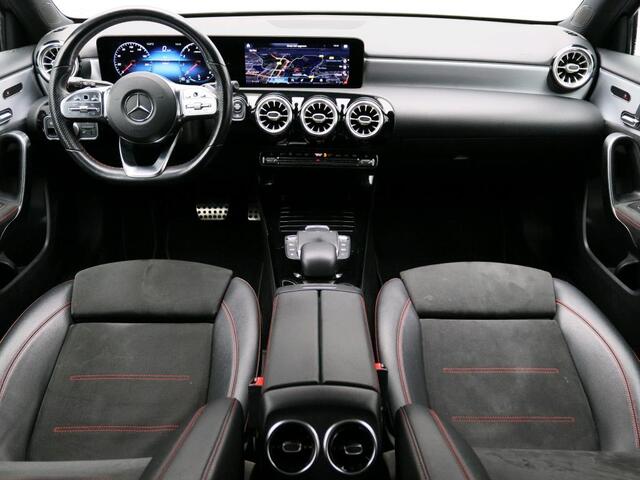 Mercedes-Benz A-KLASSE 180 Business Solution AMG AMG Line | Night Pakket | Panorama Schuif-Kanteldak | Sfeerverlichting | Trekhaak | MultiBeam Koplampen | Achteruitrijcamera. Inclusief 24 maanden Mercedes-Benz Certified garantie voor Europa.