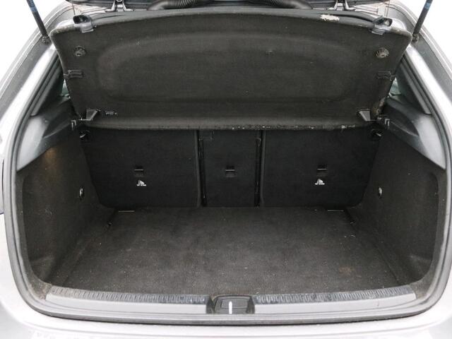 Mercedes-Benz A-KLASSE 180 Business Solution AMG AMG Line | Night Pakket | Panorama Schuif-Kanteldak | Sfeerverlichting | Trekhaak | MultiBeam Koplampen | Achteruitrijcamera. Inclusief 24 maanden Mercedes-Benz Certified garantie voor Europa.