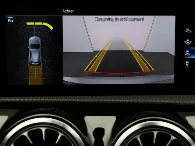 Mercedes-Benz A-KLASSE 180 Business Solution AMG AMG Line | Night Pakket | Panorama Schuif-Kanteldak | Sfeerverlichting | Trekhaak | MultiBeam Koplampen | Achteruitrijcamera. Inclusief 24 maanden Mercedes-Benz Certified garantie voor Europa.