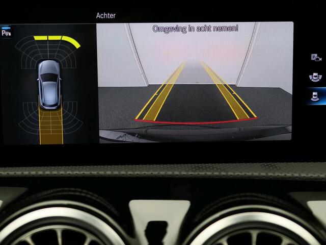 Mercedes-Benz A-KLASSE 180 Business Solution AMG AMG Line | Night Pakket | Panorama Schuif-Kanteldak |Memory Voorstoelen |Sfeerverlichting | Achteruitrijcamera | MultiBeam Ledkoplampen. Inclusief 24 maanden Mercedes-Benz Certified garantie voor Europa.