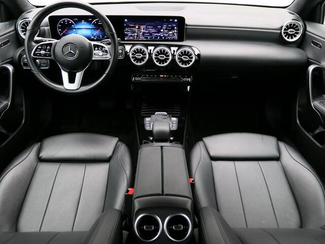 Mercedes-Benz A-KLASSE 180 Business Solution Luxury Ledkoplampen | Achteruitrijcamera | MBUX Augmented Reality navigatie | Stoelverwarming Voor | Sfeerverlichting. Inclusief 24 maanden Mercedes-Benz Certified garantie voor Europa.