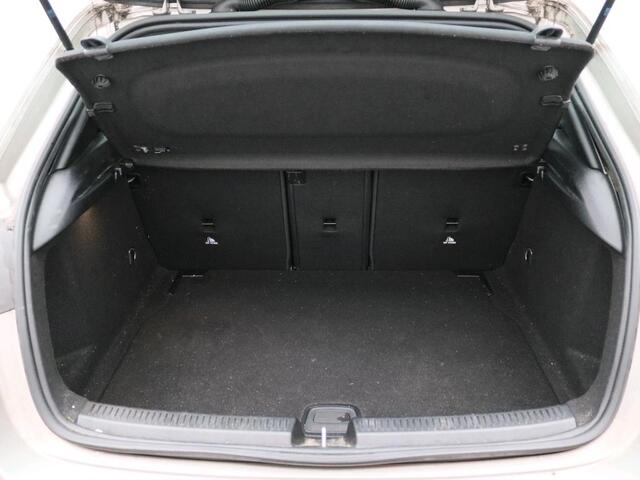 Mercedes-Benz A-KLASSE 180 Business Solution Luxury Ledkoplampen | Achteruitrijcamera | MBUX Augmented Reality navigatie | Stoelverwarming Voor | Sfeerverlichting. Inclusief 24 maanden Mercedes-Benz Certified garantie voor Europa.