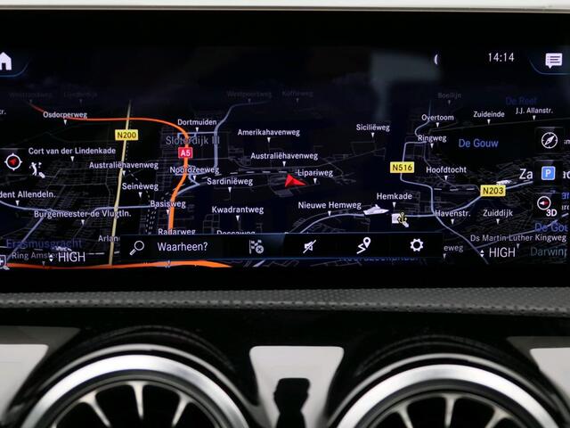 Mercedes-Benz A-KLASSE 180 Business Solution Luxury Ledkoplampen | Achteruitrijcamera | MBUX Augmented Reality navigatie | Stoelverwarming Voor | Sfeerverlichting. Inclusief 24 maanden Mercedes-Benz Certified garantie voor Europa.