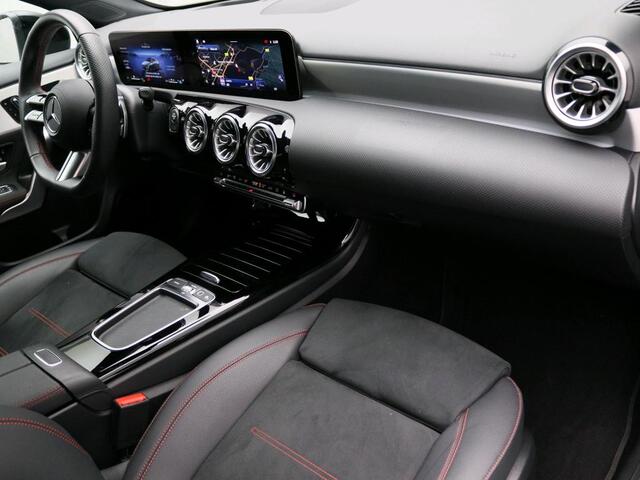 Mercedes-Benz A-KLASSE 250 e Business Solution AMG AMG Line | NIght Pakket | Panorama Schuif-Kanteldak | Sfeerverlichting | Head-up display | Apple CarPlay | Keyless-Go | Dodehoekassistent. Inclusief 24 maanden Mercedes-Benz Certified garantie voor Europa.