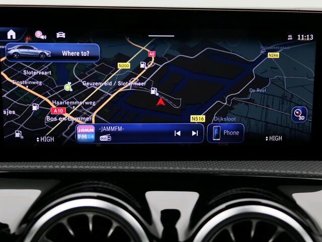 Mercedes-Benz A-KLASSE 250 e Business Solution AMG AMG Line | NIght Pakket | Panorama Schuif-Kanteldak | Sfeerverlichting | Head-up display | Apple CarPlay | Keyless-Go | Dodehoekassistent. Inclusief 24 maanden Mercedes-Benz Certified garantie voor Europa.