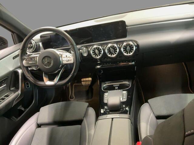 Mercedes-Benz A-KLASSE 250 e AMG Line | Stoelverwarming | Navigatie | Getint glas | PDC | Climate contol
