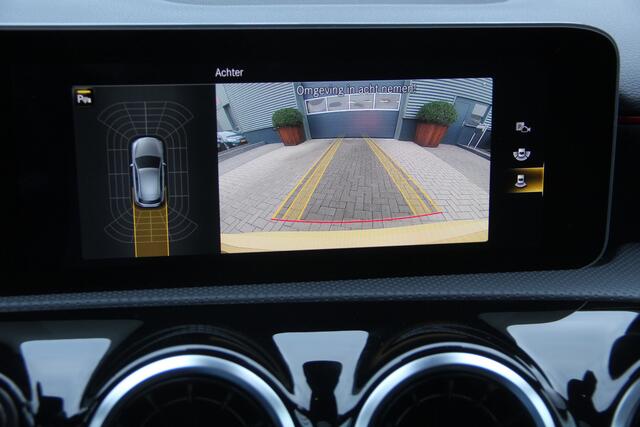 Mercedes-Benz A-KLASSE 180 Business Solution AMG Panoramadak | Night pakket | Camera | High Performance LED | Widescreen | Rijstrooksensor | Apple CarPlay | LMV18"